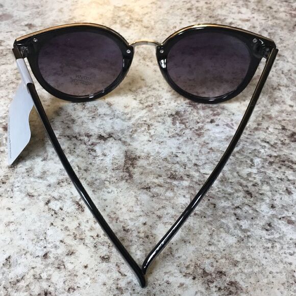 Women’s Round Sunglasses With Metal Detail…